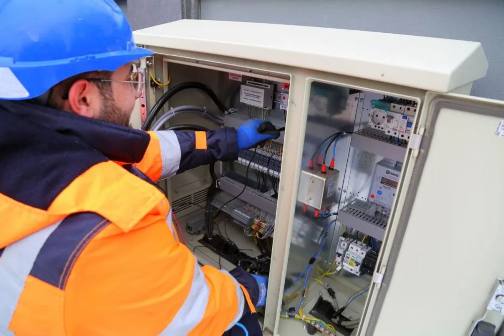 Vakbekwaam persoon werkt zelfstandig aan een elektrische verdeelkast na het behalen van het NEN 3140 VP certificaat