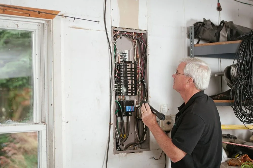 Installatieverantwoordelijke inspecteert een elektrische installatie na het behalen van het NEN 3140 IV/WV certificaat