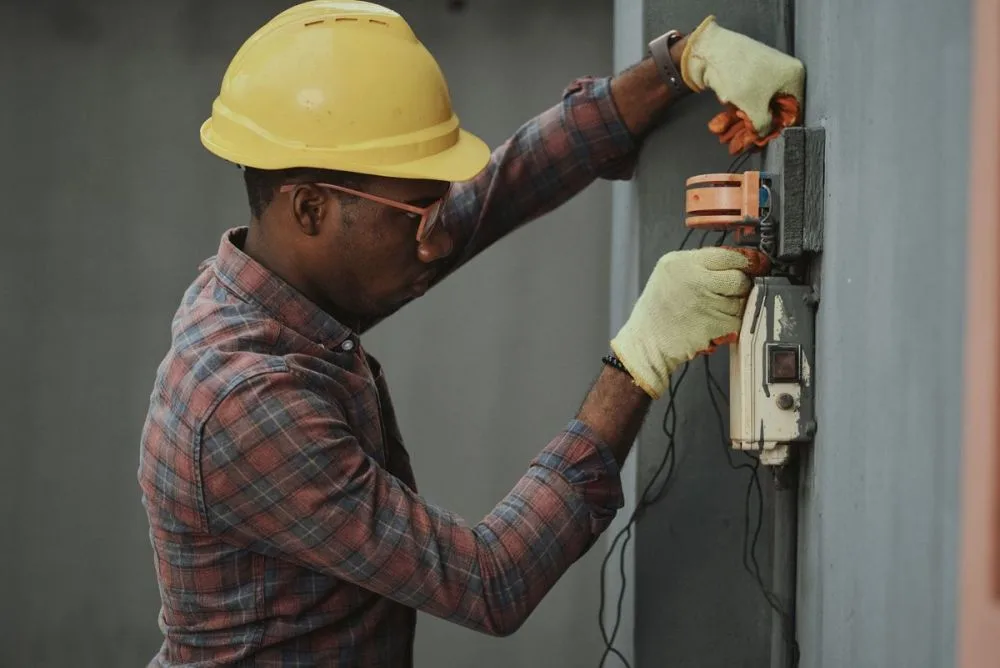 Technicus werkt veilig aan een elektrische installatie na het behalen van het NEN 3140 VOP certificaat